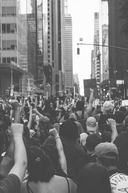 Redefinir la revolución requiere integrar los cambios sociales actuales, desde las luchas por la igualdad de género hasta la defensa de la naturaleza, sin abandonar su horizonte estratégico de justicia social