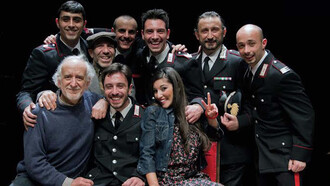 Foto di gruppo per gli attori della piéce teatrale "Minchia signor tenente"