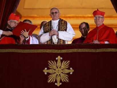 El Papa Francisco saluda desde un balcón del Vaticano a los fieles en la Plaza de San Pedro el día de su elección como pontífice