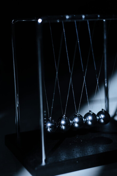 Pendolo di Newton: oggi usato come giocattolo o per esperimenti fisici dimostrativi di livello di scuola elementare e media, contribuì a chiarire le leggi dell'urto elastico prima che i principi della dinamica fossero enunciati