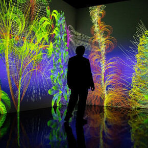 Miguel Chevalier, Extra natural. Generative and interactive virtual reality installation, exhibition Flowers Forever, Kunsthalle München, 2023. Courtesy of Kunsthal Rotterdam