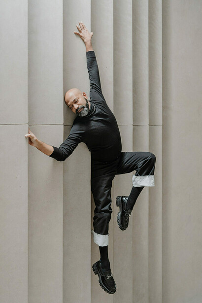 Brendan Fernandes in the installation of In two. Courtesy of Pulitzer Arts Foundation 