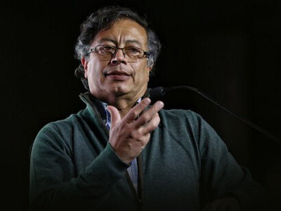 Gustavo Francisco Petro es un político y economista colombiano.​ Líder fundador del movimiento político Colombia Humana