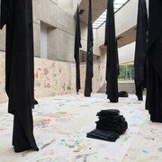 Oscar Murillo, Espíritus en el pantano, vista de exhibición. Cortesía del Museo Tamayo