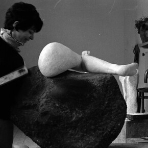 Alina Szapocznikow in her Brzozowa Street studio, Warsaw, PL with her work ‘Noga (Leg)’, 1962
1965
Unknown photographer
