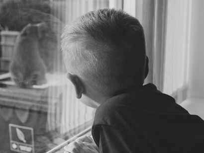 Cuesta aceptar que lo que arrecia allá fuera no es papá. No es hijo. No es nieto. No es nadie. O quizás sí. Pero algunos horrores es mejor no bautizarlos para no otorgarle un poder mayor