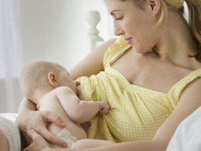 Madre amamantando a su bebé