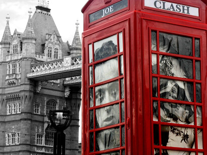 Cabina telefónica londinense con una foto de Joe Strummer, miembro de The Clash