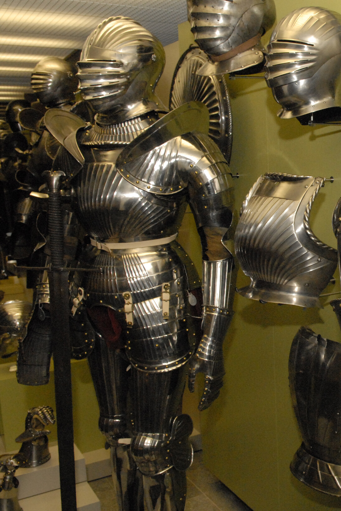 Arms and Armour Gallery. Courtesy of Royal Museum of the Armed Forces and Military History
