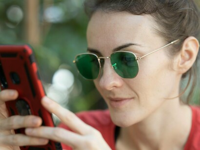 Eu não sei se o tempo está mesmo passando mais rápido, ou se somos nós que deixamos de observar a sua passagem por conta da correria, acredito que o tempo continua assim como foi estabelecido em algum momento da história, o dia com vinte e quatro horas e o anos com trezentos e sessenta e cindo dias, fora os trezentos e sessenta e seis dos anos bissextos, se nada mudou, então péssimo, pois mudou a nossa percepção dele, isso há muito tempo, quanto? Sei não, perdi a conta

