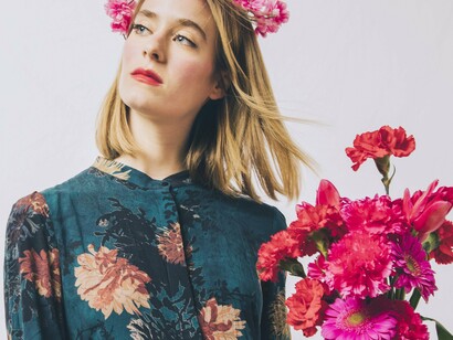 Mulher posa com vestido floral. Este é um formato em ascensão que deve vir com força na estação mais quente  