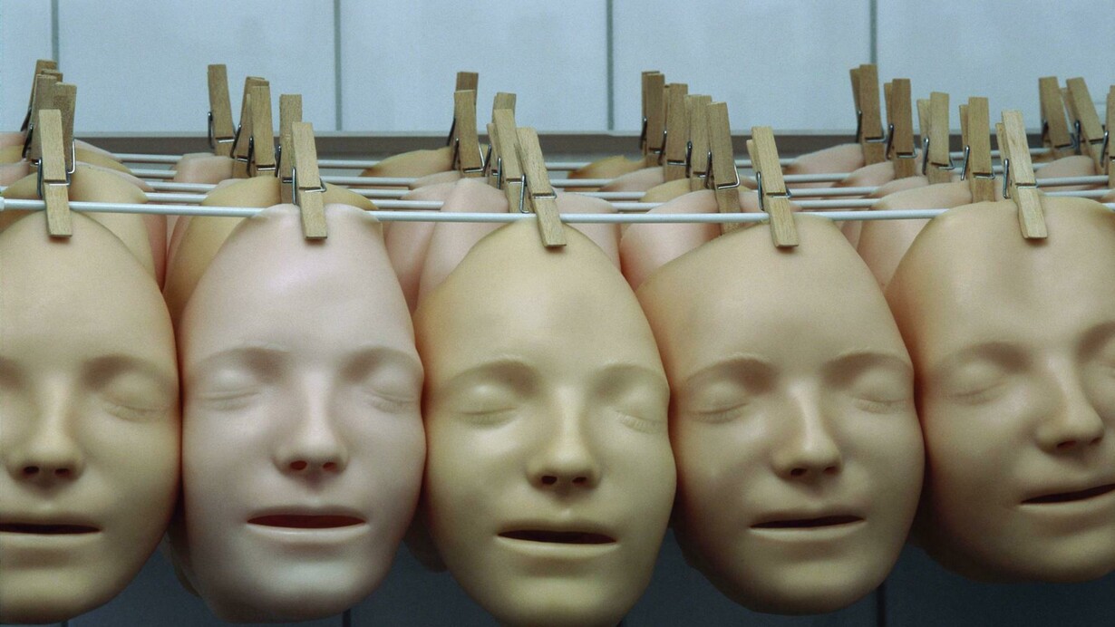El afectado por el síndrome de Capgras cree que una persona, generalmente un familiar, es reemplazado por un impostor idéntico a esa persona