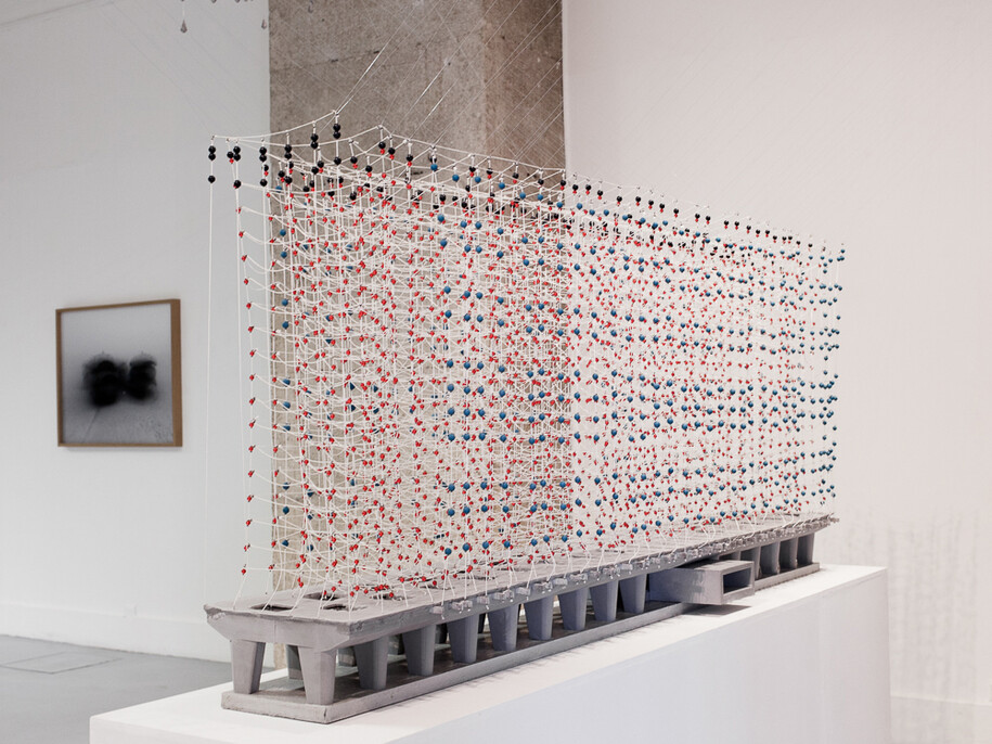 Nicolas Floc'h, Cité radieuse, maquette du projet de récif artificiel au 1/10, 2014, Béton, fil nylon, perles, 80 x 203 x 33 cm. Projet de récif artificiel au 1/10. Production DEL'ART, Nice