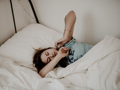 Chica en su cama intenta conciliar el sueño