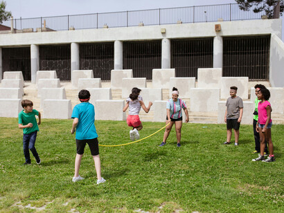 El pasado nos puso piedras en el camino: su aspereza y su trino, su destino inconcluso…