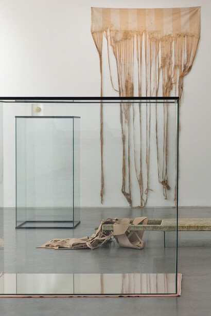 Edith Dekyndt. Courtesy of VNH Gallery 