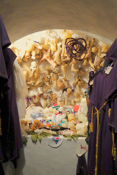 Ofrendas para el Santo Niño de la Guardia, dentro de la ermita dedicada a él en Toledo, España