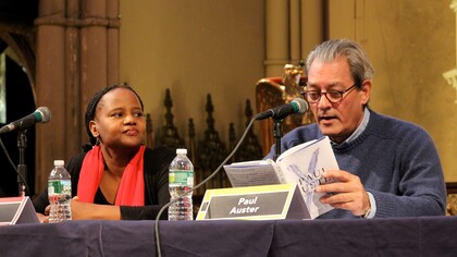 Paul Auster a una lettura del suo "Winter Journal", alla sua sinistra la scrittrice Edwidge Danticat
