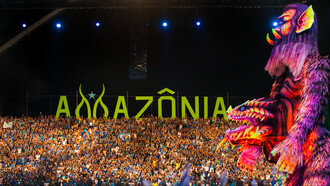 Isabelle Nogueira, ex-BBB e Cunhã-poranga do Garantido, destacou a cultura do Amazonas e impulsionou o turismo local com sua participação no reality. Foto da apresentação do Boi Caprichoso no Festival Folclórico de Parintins de 2015, cidade do interior do estado do Amazonas, Brasil