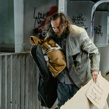 Homem em situação de rua. O Zé já apagou a lanterna