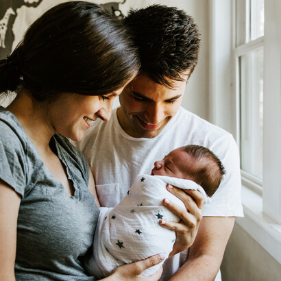 Lo psicanalista britannico Bowlby dedicò buona parte dei suoi lavori all’importanza del ruolo genitoriale per un sano sviluppo cognitivo