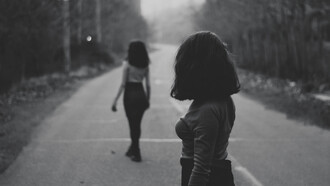 Deux silhouettes, un même chemin : l’une avance, l’autre reste, habitée par ce vertige silencieux qu’est la jalousie, née du désir d’être ailleurs