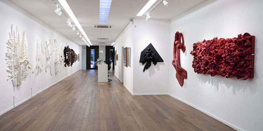 Frans Krajcberg, Exhibition view. Courtesy of Galeria Frente