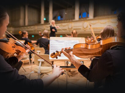 Violiniste. Mi torna in mente il suono degli strumenti che vengono accordati e, avvicinandomi all’ingresso, mi piace credere di riascoltare il brusio dei giovani musicisti in attesa di essere sottoposti agli esami