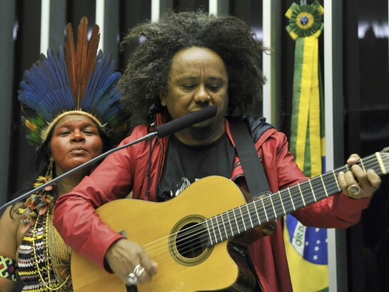 Plenário da Câmara dos Deputados durante sessão solene em homenagem ao Dia do Índio, comemorado em 19 de Abril. À tribuna, cantor Chico César e ao fundo Sônia Guajajara, uma influente líder indígena brasileira, ativista socioambiental e política. Foto: Geraldo Magela da agência Senado