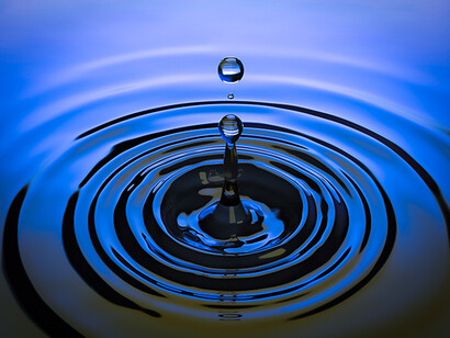 L'eau. Il est plus que probable que l'eau et le quartz aient des applications communes en termes de potentialité à stocker de l'énergie et donc des information