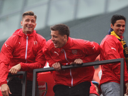 Olivier Giroud, Wojciech Szczesny et Mikel Arteta d'Arsenal lors du défilé de la FA Cup