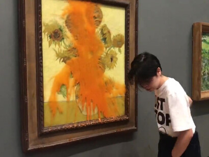 Attivisti deturpano i girasoli di Vincent Van Gogh alla National Gallery di Londra, UK durante in protesta per il petrolio