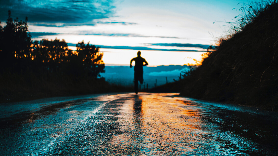 Hombre corriendo al amanecer