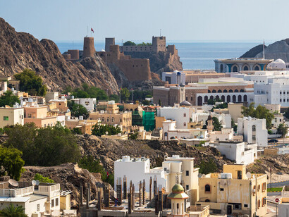 Oman se ubica como un caso de manejo cauteloso: diversificar sin perder su histórico papel de mediador regional. La ciudad vieja de Mascate, 2024, Mascate, Omán