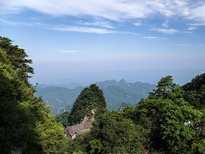 Il monte Wǔdāng, nella regione di Hubei, è famoso per essere un centro di addestramento nelle arti di combattimento, costituendo l’alternativa daoista al monastero di Shăolín