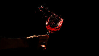 De Bacchus à Mahomet : l'évolution de l'interdiction de l'alcool dans les religions abrahamiques. L'évolution historique de l'utilisation de l'alcool dans les religions abrahamiques, de la vénération du vin dans l'antiquité à l'interdiction absolue dans l'Islam. Les raisons derrière ce changement et les implications culturelles et religieuses dans les communautés modernes