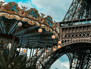 Torre Eiffel e carrossel em Paria, França. A cidade faz a gente lembrar que viver é também uma arte, talvez Paris mude a nossa vida porque nos ensina que beleza, sonho e realidade podem, sim, caminhar juntos. Na ocasião viajei no inverno, muito frio, mas meu coração pulsava com o calor do amor por este lugar, uma experiência que te convida a amar, que é puro romance e esbanja elegância, poder e muito charme