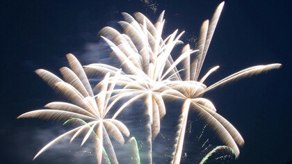 Fogos de artifício no céu inauguram o ano de 2024 no mundo