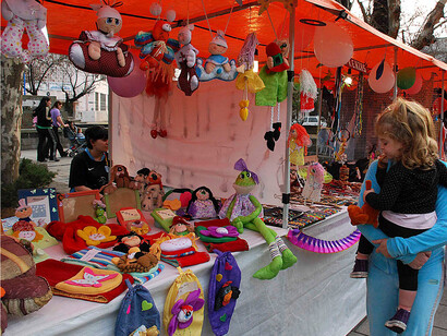 Las ferias hippies se han convertido en un lugar de paseo para las familias