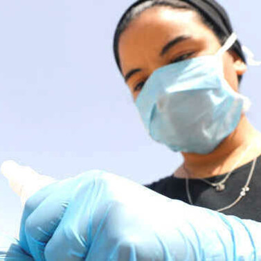 Una mujer desinfecta en Egipto