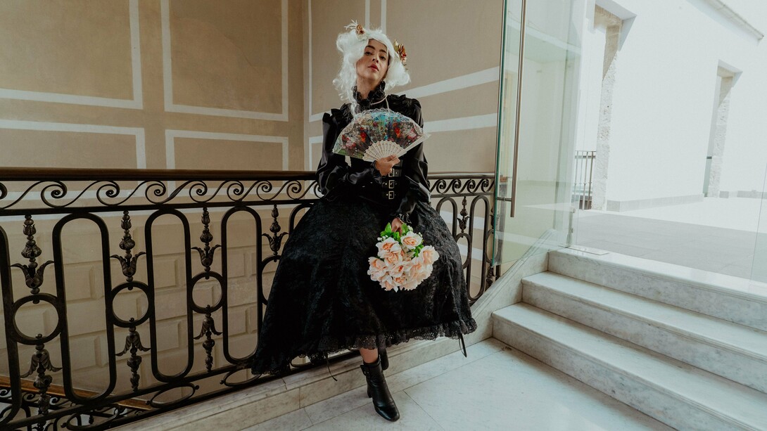 O retrato de uma mulher vestida de preto evoca a figura de Ernestine Étoylland, viúva que decide construir uma identidade própria longe da notoriedade do marido. Ao transformar a antiga residência da família em hotel, ela converte uma paixão pessoal em um novo projeto de vida