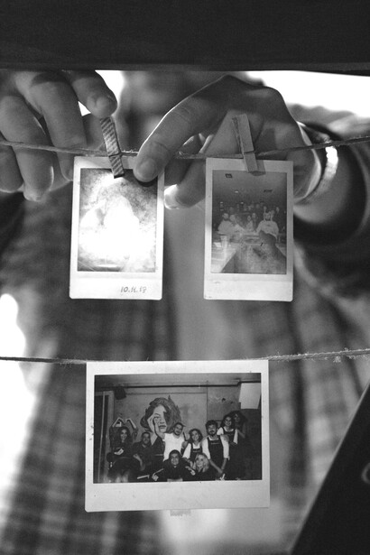 Entre la pared en la que está el piano y la monstera que me regaló una gran amiga, cuelga un tendal de hilos con fotos que hablan por sí solas