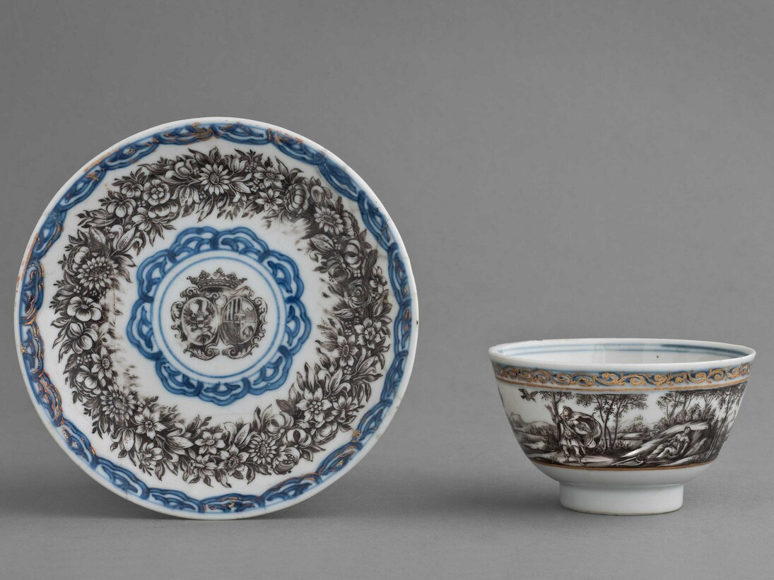 Ignaz Preissler, Boemia, 1715-1720, su tazza e piattino cinesi, 1710. Apollo, avvisato dal corvo del tradimento dell’amata Coronide, la uccide trafiggendola con una freccia. Il pittore Ignaz Preissler riprende la scena tratta dalle Metamorfosi di Ovidio, di Luís y Martín Pérez de Barón e Juan Moreto, edizione 1591, per i tipi Plantino. Tazza e piattino cinesi con decorazione in blu sottovernice, dipinti da Preissler in Schwarzlot e oro, con stemma Schwarzenberg.