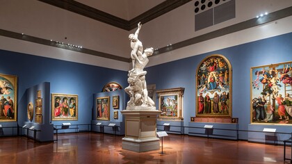 La magnificenza della Sala del Colosso della Galleria dell’Accademia di Firenze con al centro la terra cruda modellata del Ratto delle Sabine di Jean de Boulogne detto il Giambologna © Guido Cozzi