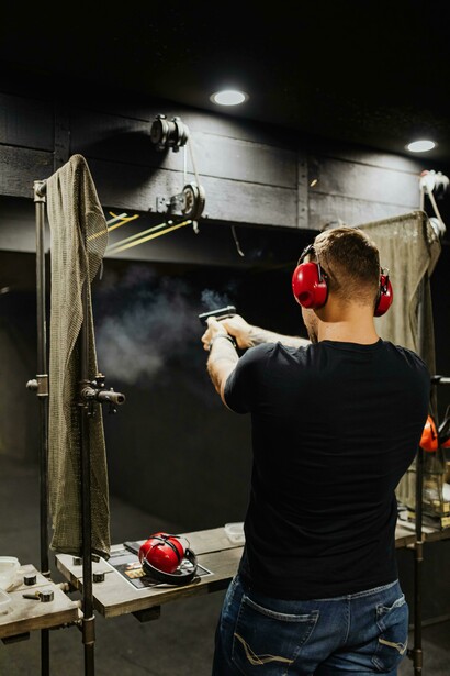 Muchacho probando un arma
