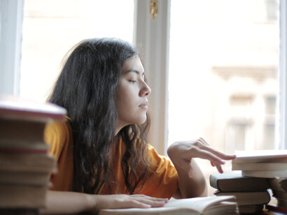 Ragazza in una stanza: la testa è il nostro computer che ci consente di entrare in connessione con la materia, è il miscelatore di tutte le informazioni