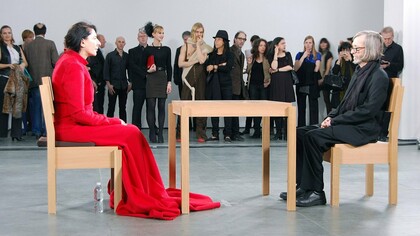 Marina Abramović, The Artist is Present, 2010, Museum of Modern Art, New York, 9 marzo – 31 marzo 2010.  Attraverso questo nuovo modo di comunicare l'artista ha trovato la possibilità di stabilire un contatto  con il pubblico mediante uno scambio di energia, rimandandola indietro e creando un campo magnetico, attraverso il quale è riuscita a superare i suoi limiti fisici e psichici