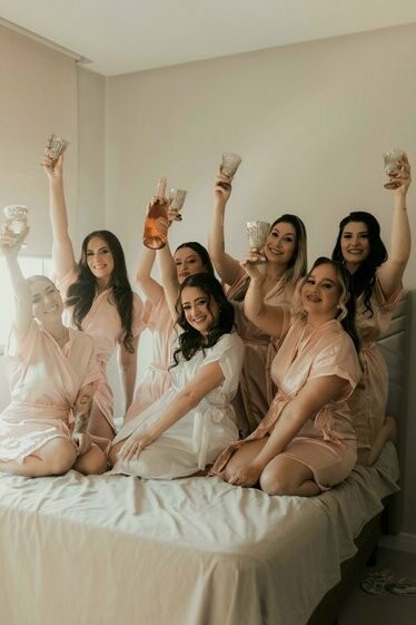 Noiva e madrinhas em dia da noiva. Tenha em mente que saltos extremamente altos podem ser seus inimigos, então se quiser usar a minha dica é amacia-los bem ou usar um par que já tem costume para não sentir muito incomodo, além da importância de uma roupa com modelagem que não te deixe muito apertado, então tente testar antes do dia para saber se o look lhe cabe com conforto