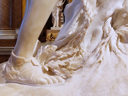 Gianlorenzo Bernini, Apollo e Dafne, 1622-1625. Particolare dei piedi, le foglie di alloro prendono il sopravvento sul terreno. Galleria Borghese, Roma, Italia