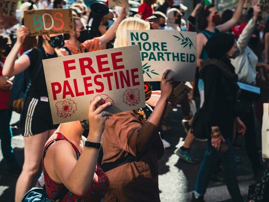 Manifestação pelo fim do genocídio palestino. Conhecido como Convenção do Genocídio, o tratado representa o compromisso da comunidade internacional em garantir que as atrocidades do genocídio nunca se repitam. No entanto, surgiram outros episódios, especificamente em Ruanda em 1994 e em Srebrenica em 1995